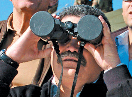 Netanyahu mirando por prismáticos cerrados: Todo está bajo control